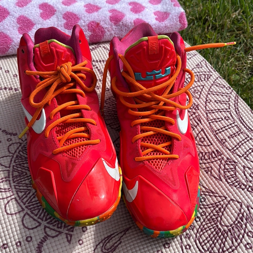 Nike Pink Sneakers Sporty Low-Top Design